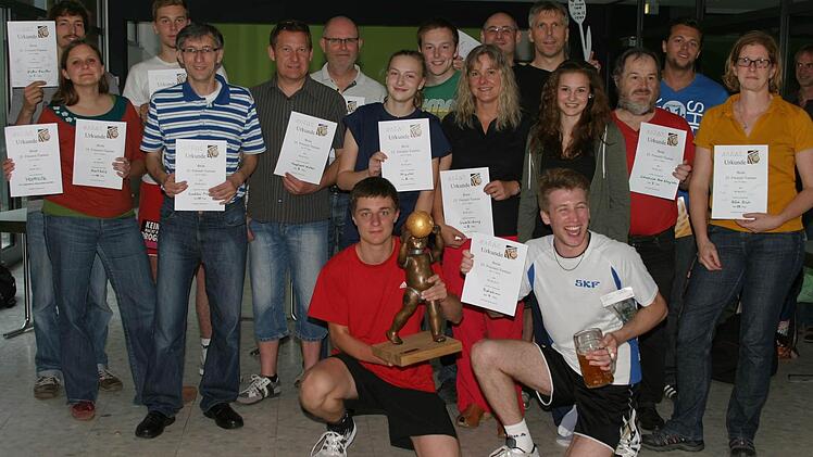 In bester Laune präsentierten sich die Vertreter der 16 Freizeit-Volleyballmannschaften mit TVE-Abteilungsleiter Johannes Müller (hintere Reihe Zweiter von rechts) nach der Siegerehrung des 25. Turnieres im Rahmen des 150-jährigen Bestehens des TV Ebern.