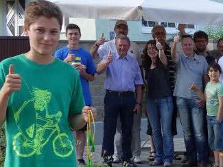 Jetzt kann Alexander Riedel endlich die Bilder von seiner Konfirmation an seine Verwandten schicken und auf Facebook mit seinen Freunden chatten. Viele Eichfelder sind wie er glücklich über die neue Glasfaserkabel-Lösung. Foto: Pfannes