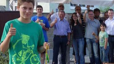 Jetzt kann Alexander Riedel endlich die Bilder von seiner Konfirmation an seine Verwandten schicken und auf Facebook mit seinen Freunden chatten. Viele Eichfelder sind wie er glücklich über die neue Glasfaserkabel-Lösung. Foto: Pfannes