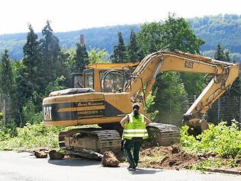Baggerfahrer Herwig Lauterbach und seine Kollegin Bianca Ruckdeschel von der Firma Stratebau beseitigen die Büsche, die der Baustelle weichen müssen. Fotos: Sonja Adam