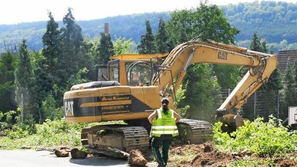 Baggerfahrer Herwig Lauterbach und seine Kollegin Bianca Ruckdeschel von der Firma Stratebau beseitigen die Büsche, die der Baustelle weichen müssen. Fotos: Sonja Adam