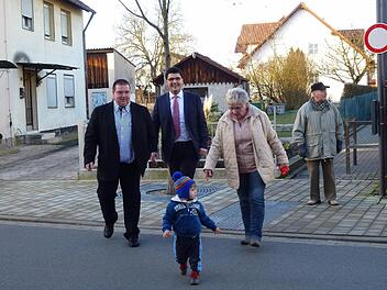 Alle ziehen an einem Strang, an dieser Stelle muss für mehr Sicherheit beim Überqueren der Straße gesorgt werden. Schulweghelferin Veronika Schwarzmann passt hier besonders gut auf Enkel Dominik auf, mit dabei Gemeinderat Christian Wolf (links) und Bgm.Jonas Merzbacher. Foto: privat
