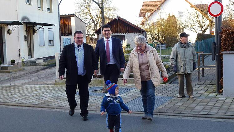 Alle ziehen an einem Strang, an dieser Stelle muss für mehr Sicherheit beim Überqueren der Straße gesorgt werden. Schulweghelferin Veronika Schwarzmann passt hier besonders gut auf Enkel Dominik auf, mit dabei Gemeinderat Christian Wolf (links) und Bgm.Jonas Merzbacher. Foto: privat