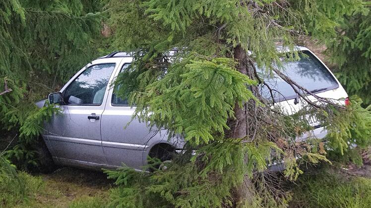 Erst die Bäume bremsten die Fahrt eines 55-Jährigen, der von der KC 21 bei Berglesdorf abgekommen war. Fotos: Marco Meißner