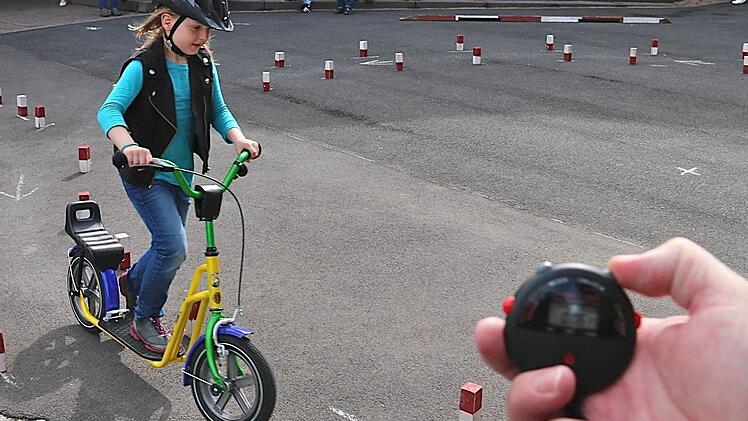 Erstklässlerin Emilia stellte sich beim ADAC-Turnier dem Parcours. Fotos: Gerd Schaar