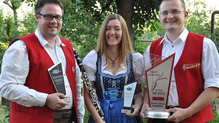 Über drei Pokale und eine Klarinette, die sie bei den 15. Europameisterschaft der Böhmisch-Mährischen Blasmusik im österreichischen Ried im Innkreis mit der Blaskapelle "Klingend b-lech" als Siegesprämie erhielten freuen sich (von links) Dirigent Marco Stieglitz, Laura Benkert und Michael Günter.  Foto: Peter Klopf