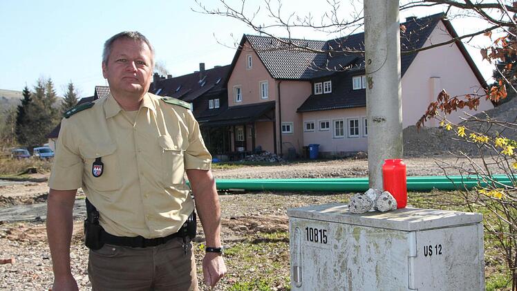 Knapp ein Jahr nach dem Unfall zündet Klaus Wiesler am Unglücksort eine Kerze für den Verstorbenen an. Foto: Ulrike Müller