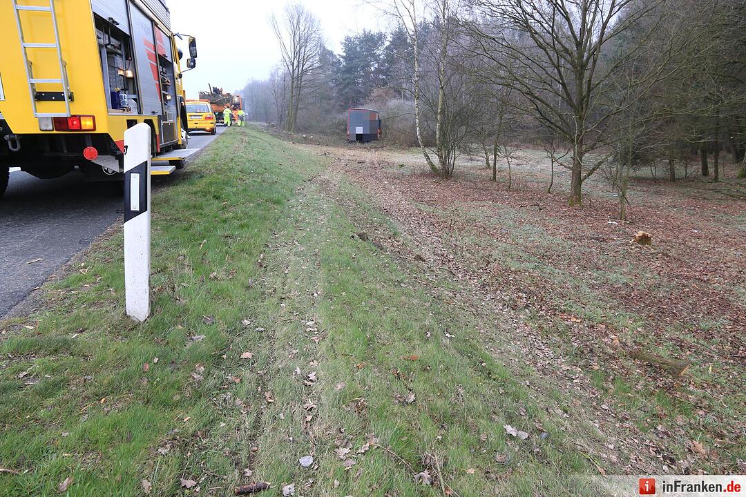 Lkw rast bei Gremsdorf ins Unterholz