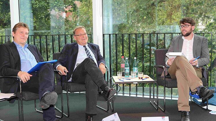 Moderator Robert Hümmer (rechts) mit den Diskussionsteilnehmern Professor Manfred Miosga (links) und Oberbürgermeister Andreas Starke Foto: RiegerPress