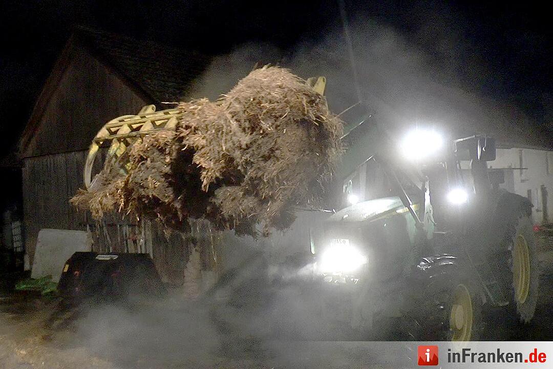 Brand in landwirtschaftlichem Anwesen - Mist in Kuhstall gerät in Brand - Feuerwehr kann Schlimmeres verhindern