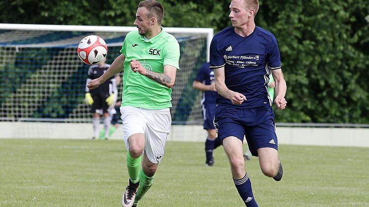 Michael Benoit (l.) und Michael Hittinger haben den Ball fest im Blick.