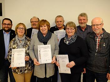 Ehrungen beim Obst- und Gartenbauverein (von links): Markus Stockmann, Hedwig Bahn, Bernhard Röder, Gudrun Kirchner, Artur Heilmann, Doris Sell, Hans Dünninger und Bruno Geiger.  Foto: Gerd Schaar