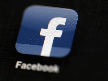 Facebook will jetzt auch in die Welt der Dating-Apps einsteigen. Kann Mark Zuckerberg dann Apps wie Tinder Konkurrenz machen? Symbolfoto: Matt Rourke/AP/dpa