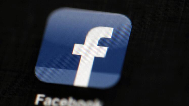 Facebook will jetzt auch in die Welt der Dating-Apps einsteigen. Kann Mark Zuckerberg dann Apps wie Tinder Konkurrenz machen? Symbolfoto: Matt Rourke/AP/dpa