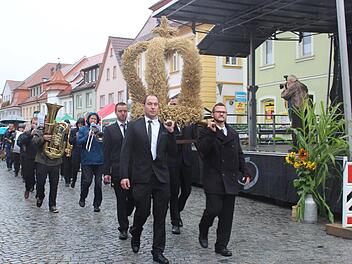 Beim 3. Genusstag, verbunden mit dem Kreiserntedankfest, wurde die Erntekrone durch die Schlüsselfelder Altstadt getragen.  Foto: Evi Seeger