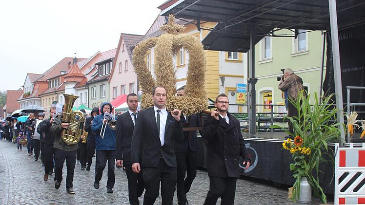 Beim 3. Genusstag, verbunden mit dem Kreiserntedankfest, wurde die Erntekrone durch die Schlüsselfelder Altstadt getragen.  Foto: Evi Seeger