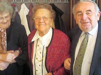 Die Kreisfrauenvertreterin im VdK-Kreisverband, Gisela Mertens (links), und VdK Kreisvorsitzender Heinz Hausmann danken dem 101-jährigen Mitglied Rosa Thron für ihren jahrzehntelangen Einsatz im VdK und freuen sich, dass die betagte Seniorin auch heute noch ihr Interesse am Ortsverband bekundet.  Foto: Hofmann