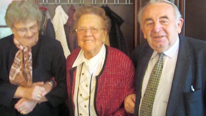 Die Kreisfrauenvertreterin im VdK-Kreisverband, Gisela Mertens (links), und VdK Kreisvorsitzender Heinz Hausmann danken dem 101-jährigen Mitglied Rosa Thron für ihren jahrzehntelangen Einsatz im VdK und freuen sich, dass die betagte Seniorin auch heute noch ihr Interesse am Ortsverband bekundet.  Foto: Hofmann