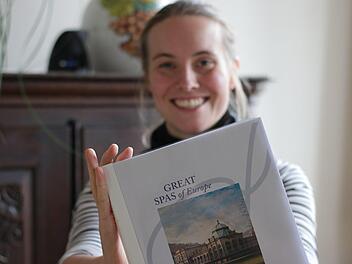 Anna Maria Boll zeigt den lokalen Management-Plan für Bad Kissingen. Benedikt Borst