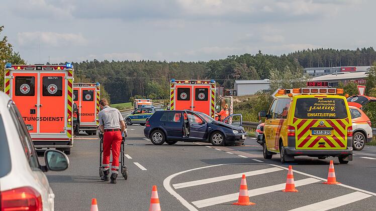 Zwei Personen bei Unfall auf der B8 schwer verletzt
