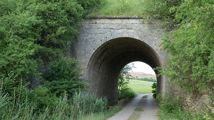 Durch den Tunnel des alten Werrabahndammes aus dem 19. Jahrhundert fällt der Blick auf die Baustelle für den neuen ICE. Von einer wiederbelebten Werrabahn erhoffen sich Befürworter eines Lückenschlusses Fahrgäste für den möglichen  ICE-Halt Coburg. Ein Gutachten und ablehnende Stellungnahmen lassen das Projekt immer unwahrscheinlicher werden.    Foto: Rainer Lutz