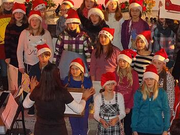 Lauter kleine Nikoläuse: Die Chorklasse der 5c machte Lust auf Schnee und Schlittenfahren . Fotos: Johanna Eckert