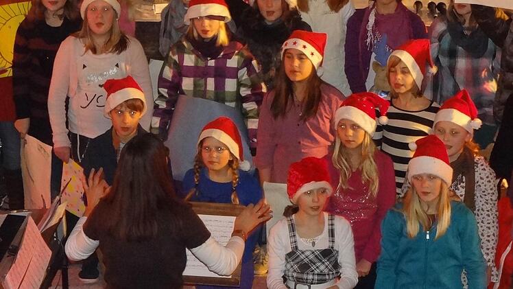 Lauter kleine Nikoläuse: Die Chorklasse der 5c machte Lust auf Schnee und Schlittenfahren . Fotos: Johanna Eckert