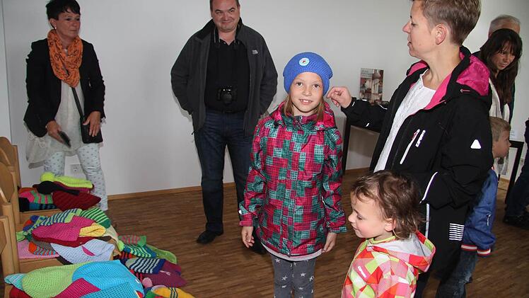 Mützen und Häkeltaschen in poppigen Farben - das gefiel dem Nachwuchs. Die Kirchengemeinde verteilte zehn Euro in Tütchen und ruft die Menschen auf, mit ihren Talenten zu wuchern und das Geld zu vermehren. Und ein Talent war es, coole Mützen zu häkeln.