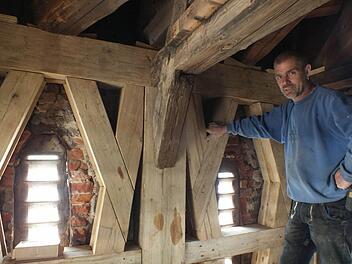 Zimmerermeister Rudolf Betscher hat das neue Fachwerk eingebaut. Foto: Manfred Welker