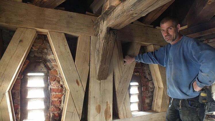 Zimmerermeister Rudolf Betscher hat das neue Fachwerk eingebaut. Foto: Manfred Welker