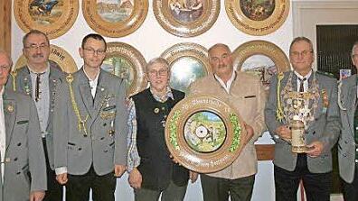 Weitere erfolgreiche Zeiler Schützen mit den Vereinsvertretern, von links: Wolfgang Röß, Walter Waigand, Johannes Krines, Lieselotte Mayer, Jonny Herrmann, Karl-Heinz Sündermann und Joachim Groth.