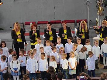 Die Sängerinnen von "Voila" mit Vorschulkindern beim gemeinsamen Lied.  Foto: Klaus Werner
