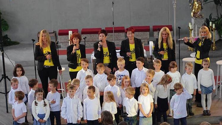 Die Sängerinnen von "Voila" mit Vorschulkindern beim gemeinsamen Lied.  Foto: Klaus Werner