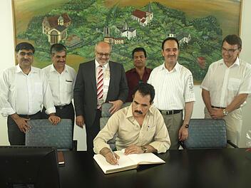 In das Goldene Buch der Gemeinde Oerlenbach trug sich Oberst Mohammad Kabi Munir ein. Mit auf dem Foto (von links): Dolmetscher Munir Khan, Oberst Kalilullah Nejati, Bürgermeister Franz Kuhn, Dolmetscher Noor Ahmad Sarwari, Oberst Amanullah Saadat und Polizeidirektor Thomas Lehmann, Leiter des BPOLAFZ Oerlenbach.  Foto: Stefan Geiger
