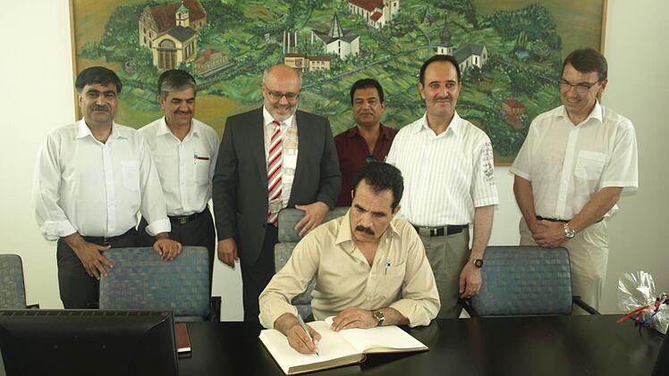 In das Goldene Buch der Gemeinde Oerlenbach trug sich Oberst Mohammad Kabi Munir ein. Mit auf dem Foto (von links): Dolmetscher Munir Khan, Oberst Kalilullah Nejati, Bürgermeister Franz Kuhn, Dolmetscher Noor Ahmad Sarwari, Oberst Amanullah Saadat und Polizeidirektor Thomas Lehmann, Leiter des BPOLAFZ Oerlenbach.  Foto: Stefan Geiger