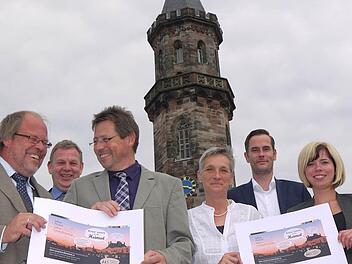 Produktvorstellung vor der Neustadter Stadtkirche als einem Wahrzeichen, das für Heimat steht (von links): Michael Böhm, Michael Amthor, Stefan Hinterleitner, Sandra Franz, Lucas Perlitz und Lisa Tomschke (Leiterin Touristinformation Sonneberg) Foto: Berthold Köhler