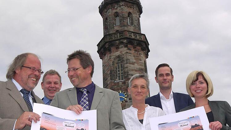 Produktvorstellung vor der Neustadter Stadtkirche als einem Wahrzeichen, das für Heimat steht (von links): Michael Böhm, Michael Amthor, Stefan Hinterleitner, Sandra Franz, Lucas Perlitz und Lisa Tomschke (Leiterin Touristinformation Sonneberg) Foto: Berthold Köhler