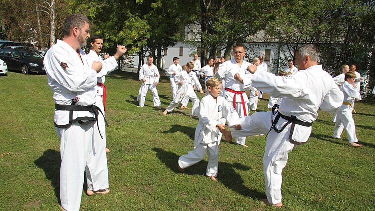 Der kleine Weißgurtträger nimmt es mit vier gestandenen Männern auf. Foto: Sonja Adam
