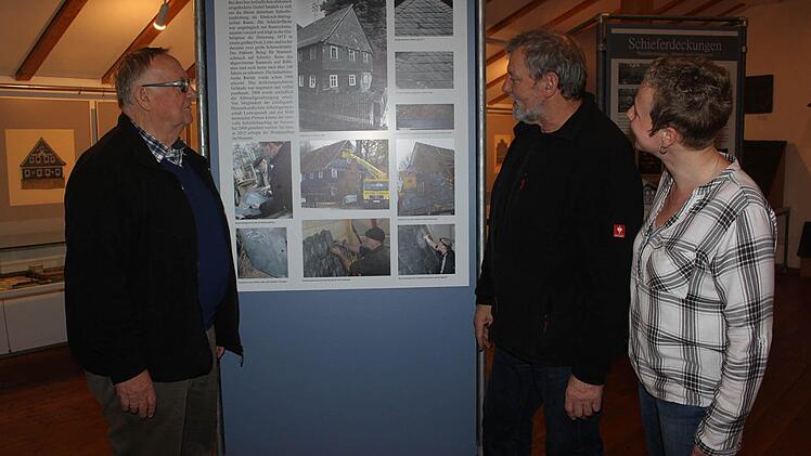 Über die Arbeiten zur Rettung der Schieferfassade informiert eine Schautafel.  Foto: Veronika Schadeck