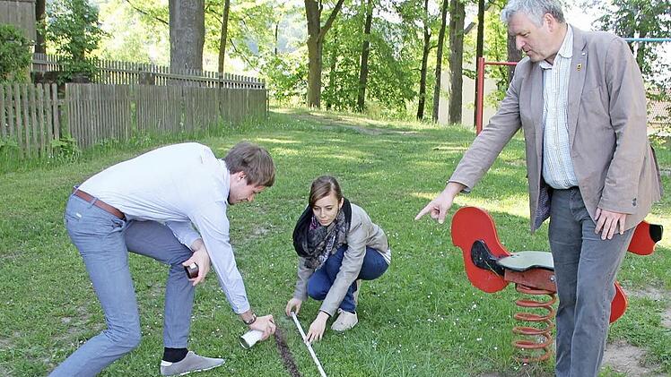 Andy Miener aus Ebern und Katharina Hofmann aus Lußberg haben zusammen mit Bürgermeister Jürgen Hennemann schon Maß genommen und dort Markierungen aufgesprüht, wo am ersten Juni-Wochenende die Arbeiten erfolgen sollen. Foto: Ralf Kestel
