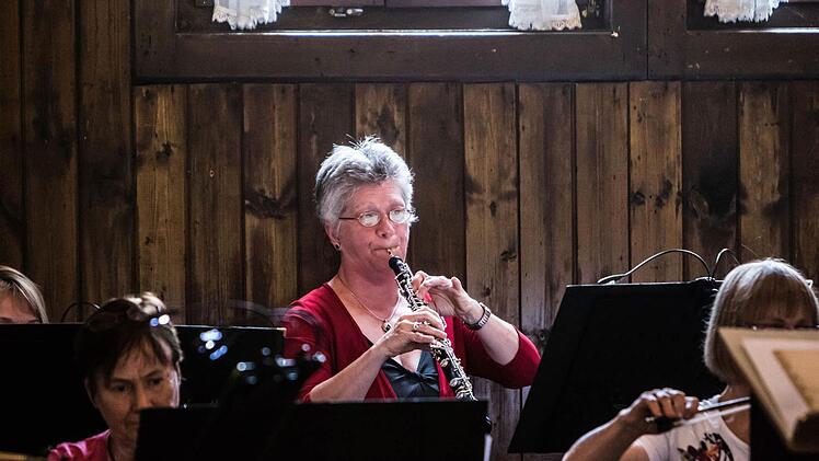 Unter der Leitung von Norbert Luche gestaltete der Musizierkreis Neustadt eine Kaffeehausmusik in Meilschnitz.Foto: Jochen Berger
