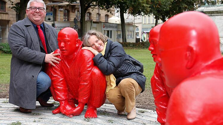 Bgm. Wolfgang Metzner und die frühere Stadtheimatpflegerin Karin Dengler-Schreiber mögen die roten Männer. Foto: Matthias Hoch
