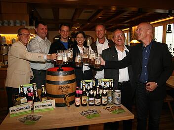 Auf den erhofften Erfolg stoßen an (von links): Strullendorfs Bürgermeister Wolfgang Desel, Christian Sauer, Johannes Knoblach, Touristikmanagerin Bianca Müller, Georg Höhn, Hans-Ludwig Straub und Memmelsdorfs Bürgermeister Gerd Schneider. Foto: Werner Baier