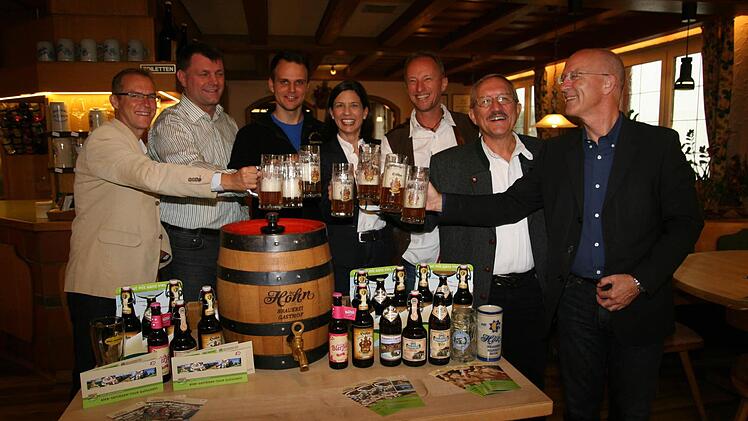 Auf den erhofften Erfolg stoßen an (von links): Strullendorfs Bürgermeister Wolfgang Desel, Christian Sauer, Johannes Knoblach, Touristikmanagerin Bianca Müller, Georg Höhn, Hans-Ludwig Straub und Memmelsdorfs Bürgermeister Gerd Schneider. Foto: Werner Baier