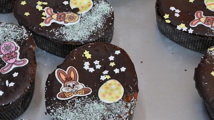 Die Händler bieten nicht nur eine Auswahl an Oster-Dekoration an, sondern auch Ostergebäck zum Mitnehmen.