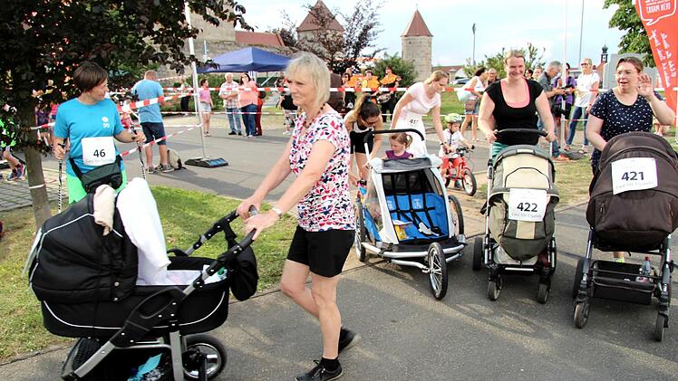 Wer wollte, bekam die Startnummer auf den Kinderwagen.  Foto: Richard Sänger
