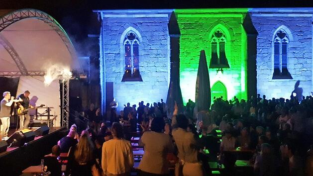Samstagabend, die Band "React" heizt bei sommerlichen Temperaturen ein - der H&ouml;hepunkt des ersten "Schlosshof-Rocks" auf dem Kirchenplatz. Foto: Olaf Kaddatz