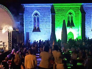 Samstagabend, die Band "React" heizt bei sommerlichen Temperaturen ein - der Höhepunkt des ersten "Schlosshof-Rocks" auf dem Kirchenplatz. Foto: Olaf Kaddatz