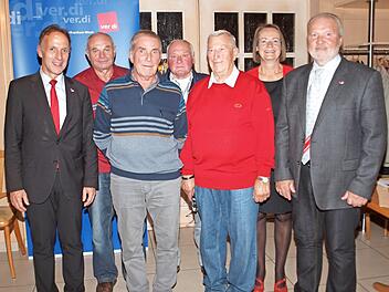 Günter Rübensaal, Dieter Schneider, Alfred Klemenz und Karl Herbst (ab 2. v. li.) halten seit 50 bzw. 60 Jahren der Gewerkschaft die Treue.