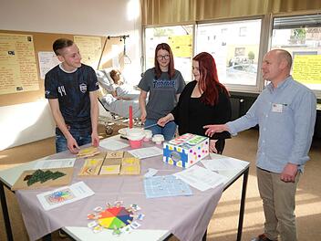 Die angehenden Sozialbetreuer Joey B&ouml;ttger, Chantal Tratschke und Laura Gue geben mit ihrem Lehrer Georg Quast Einblicke in den fachpraktischen Unterricht.  Foto: Claus Berger
